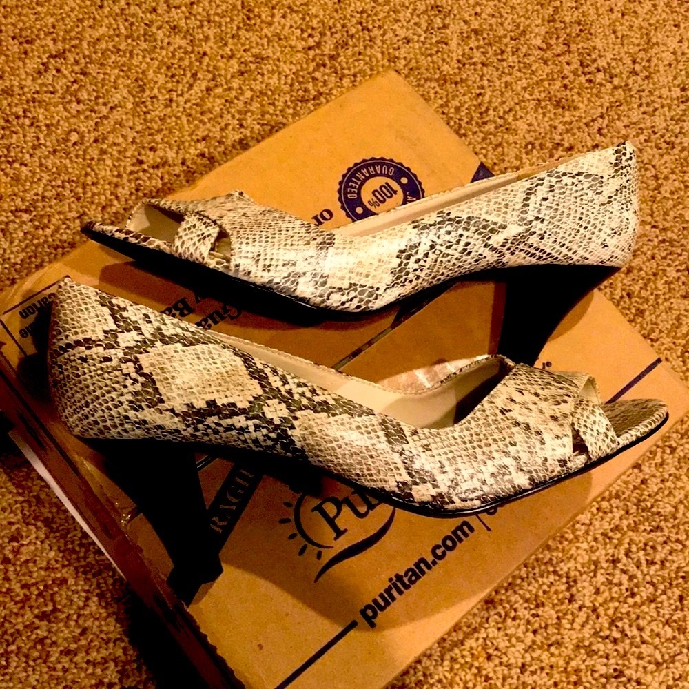 Size 8 shoes snakeskin print VEGAN peep toe heels gray white textured pumps EUC